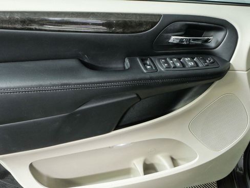 Used 2016 Dodge Grand Caravan SXT w/ UConnect Hands-Free Group FWD image 6