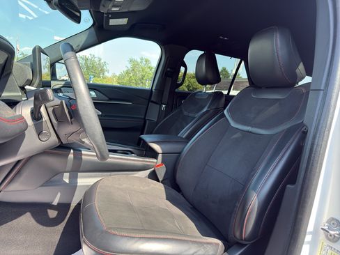 Used 2025 Ford Explorer ST RWD image 16