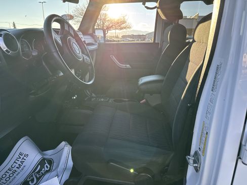 Used 2012 Jeep Wrangler Unlimited Sahara w/ Connectivity Group image 9