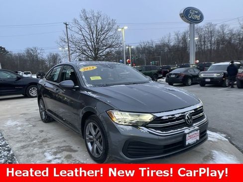Used 2024 Volkswagen Jetta SE image 1