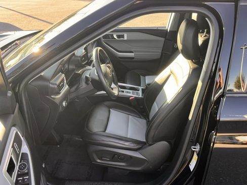 Used 2022 Ford Explorer XLT w/ Equipment Group 202A image 9