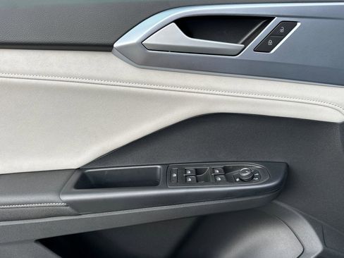 New 2026 Volkswagen Taos SE image 10