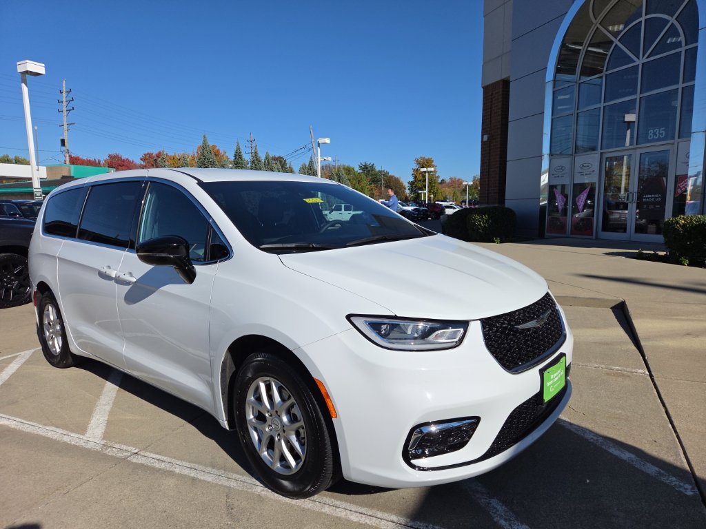 Certified 2026 Chrysler Pacifica Select FWD image 3