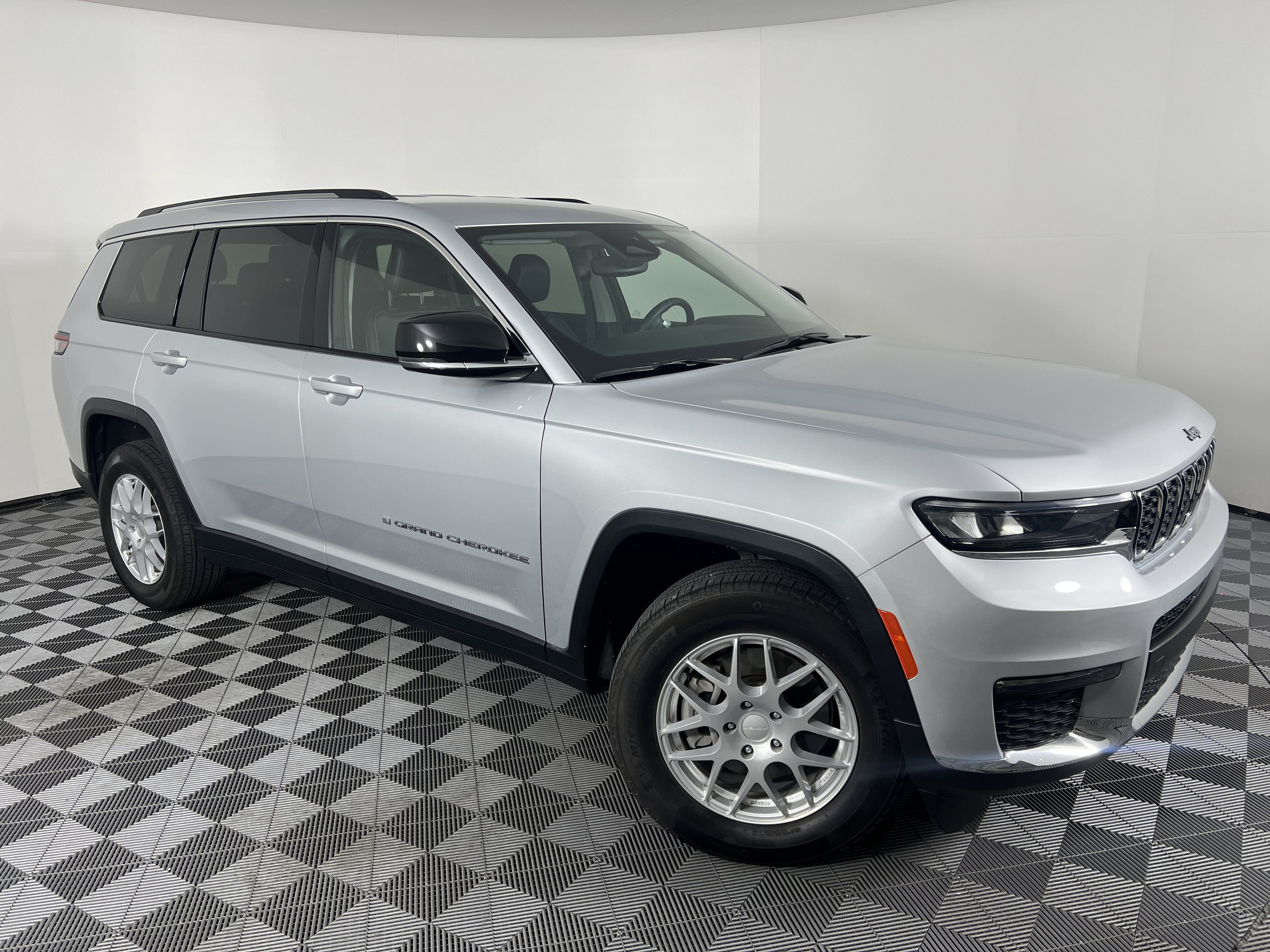 Used 2021 Jeep Grand Cherokee L Limited AWD/4WD image 2
