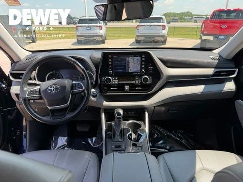 Used 2022 Toyota Highlander XLE AWD/4WD image 30