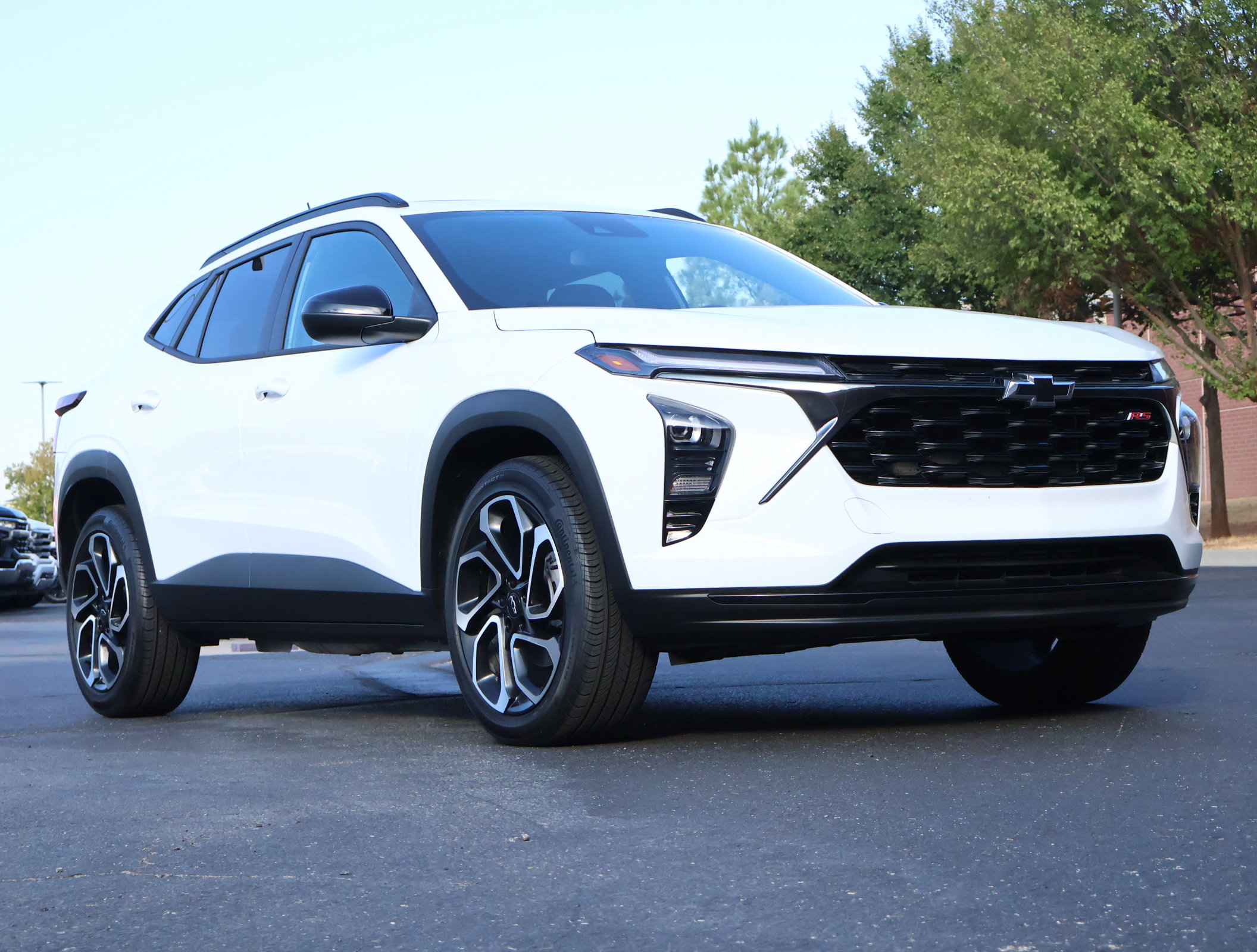 Used 2025 Chevrolet Trax RS w/ Sunroof Package FWD image 1
