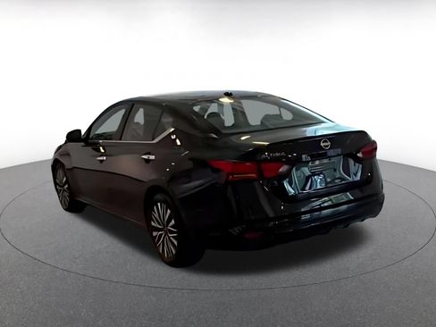 Used 2025 Nissan Altima 2.5 SV FWD image 12