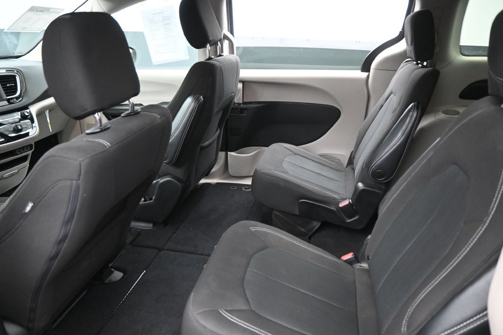 Used 2022 Chrysler Voyager LX FWD image 25
