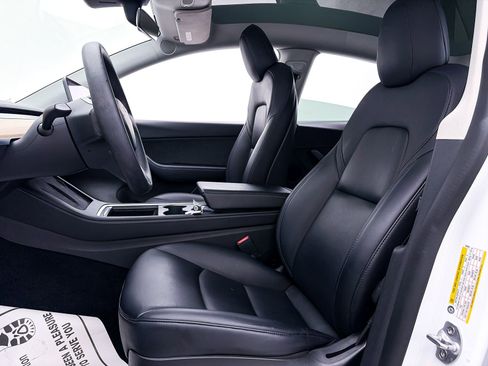 Used 2022 Tesla Model Y Long Range image 18