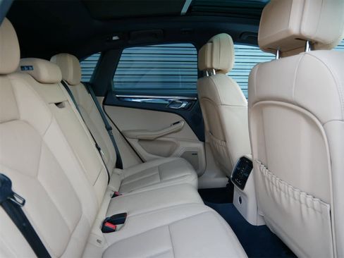 Used 2025 Porsche Macan image 27