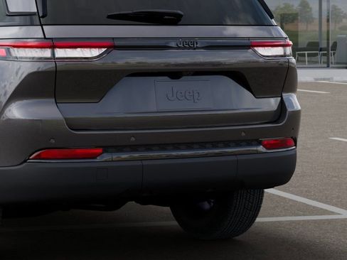 New 2025 Jeep Grand Cherokee Altitude image 13