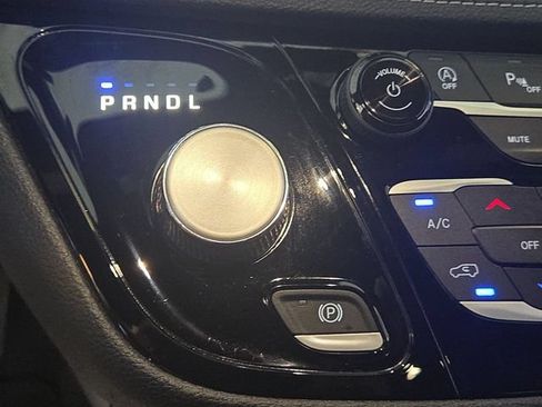 Used 2025 Chrysler Pacifica Select FWD image 19