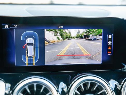 Used 2024 Mercedes-Benz EQB 300 4MATIC image 23