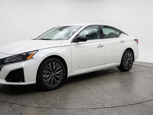 Used 2025 Nissan Altima 2.5 SV image 3