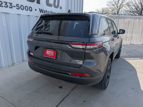 Used 2023 Jeep Grand Cherokee Altitude image 15