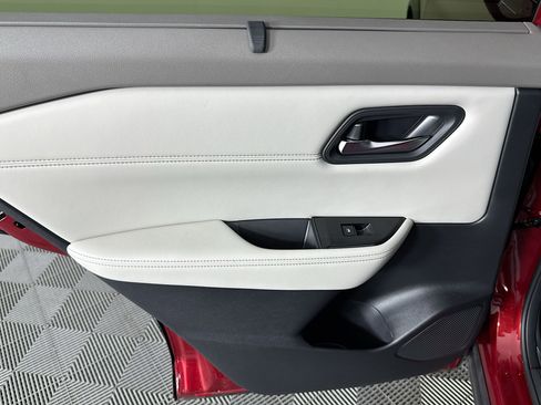 Used 2025 Nissan Rogue SV w/ SV Premium Package FWD image 44