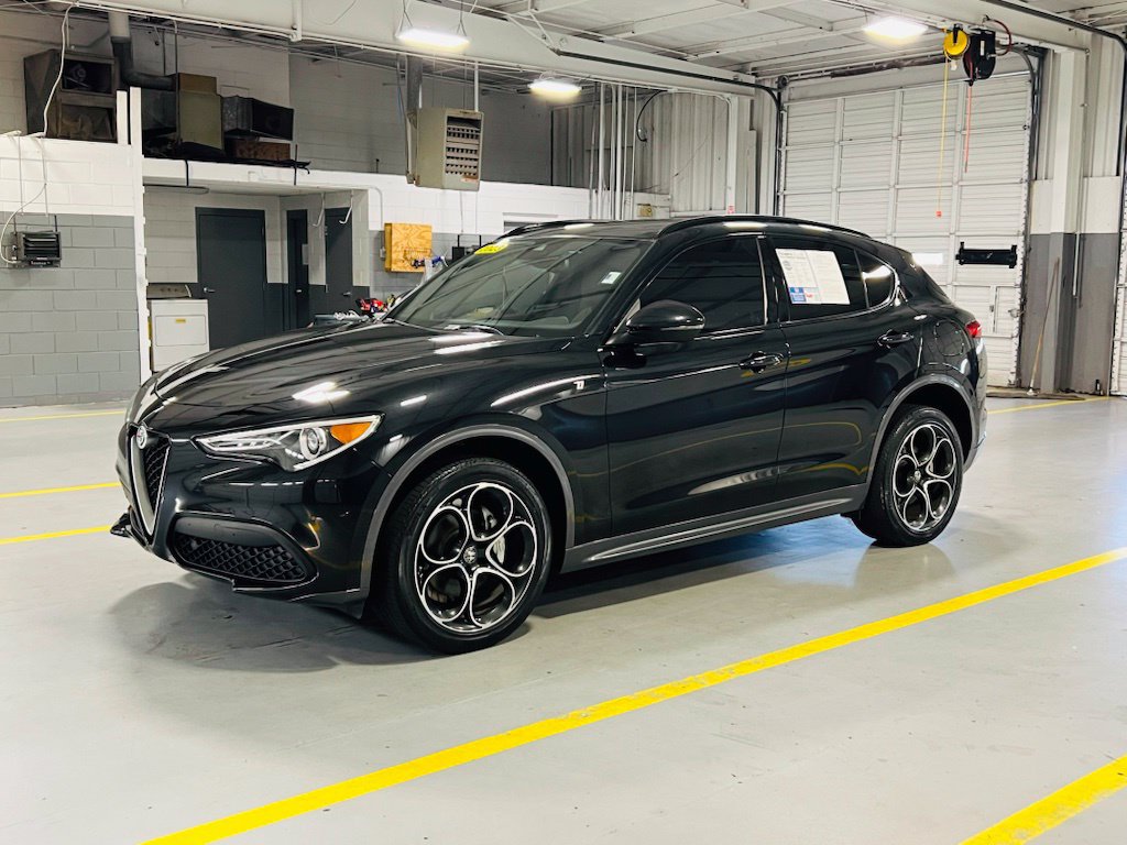 Used 2023 Alfa Romeo Stelvio Ti AWD/4WD image 17