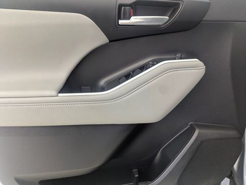 Used 2023 Toyota Highlander XLE image 13