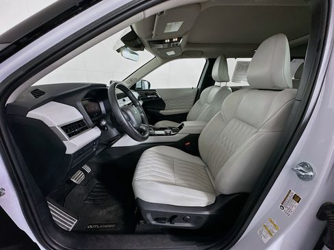 Used 2025 Mitsubishi Outlander SEL image 13
