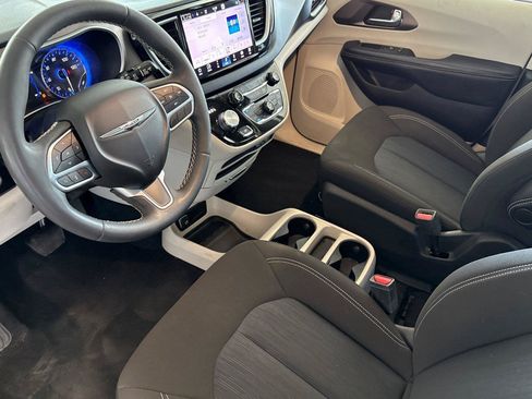 Certified 2022 Chrysler Voyager LX FWD image 10
