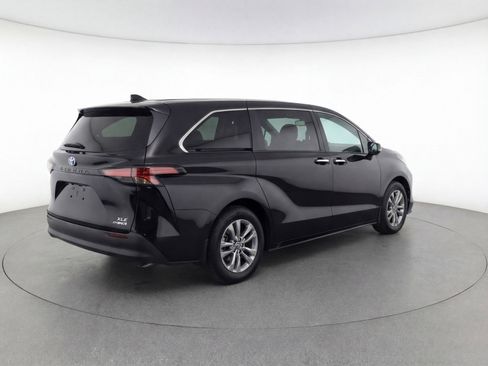 Used 2024 Toyota Sienna XLE image 9