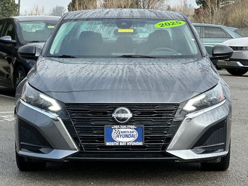 Used 2025 Nissan Altima 2.5 SV FWD image 9