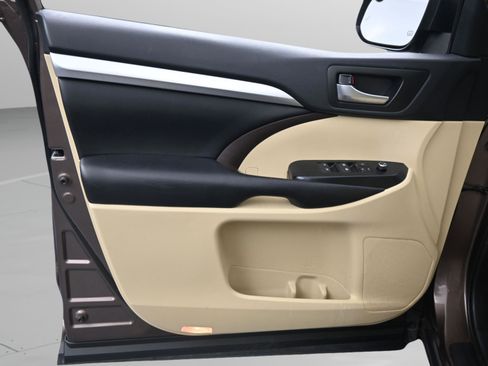 Used 2019 Toyota Highlander XLE image 32