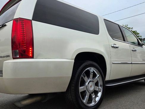 Used 2010 Cadillac Escalade ESV Luxury AWD/4WD image 16
