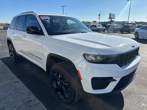 Used 2023 Jeep Grand Cherokee Altitude image 4