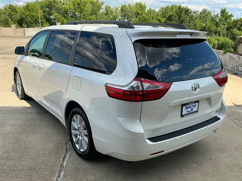 Used 2017 Toyota Sienna XLE Premium AWD/4WD image 5