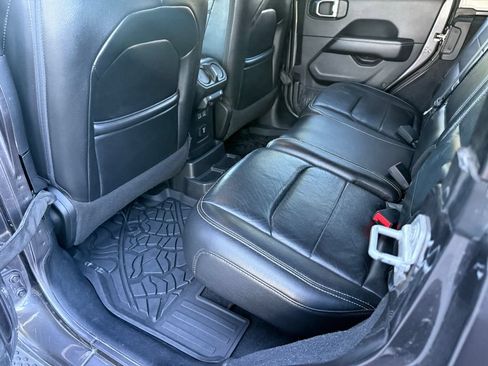 Used 2018 Jeep Wrangler Unlimited Sahara w/ Uconnect 4C Nav & Sound Group AWD/4WD image 34