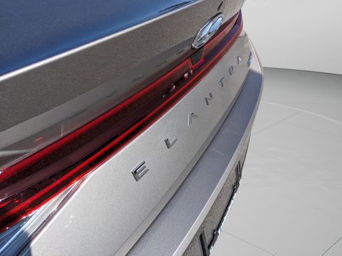 Used 2023 Hyundai Elantra Limited image 35