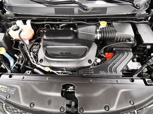 Used 2025 Chrysler Pacifica Select FWD image 12