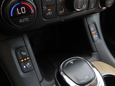 Used 2019 GMC Acadia Denali w/ Technology Package AWD/4WD image 17