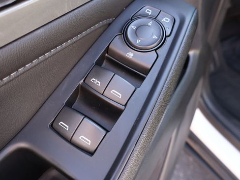 Used 2023 Chevrolet Traverse LT image 8