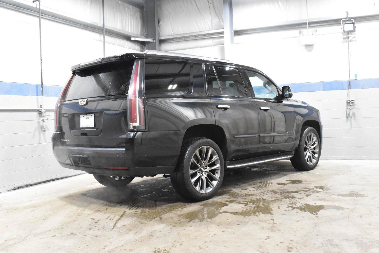 Used 2020 Cadillac Escalade Premium Luxury w/ Escalade Sport Edition AWD/4WD image 29