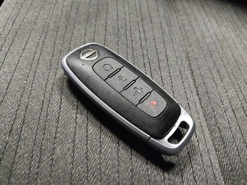 Used 2023 Nissan Rogue SV image 32