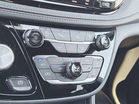 New 2026 Chrysler Pacifica Limited w/ Uconnect Theater Family Group FWD image 27