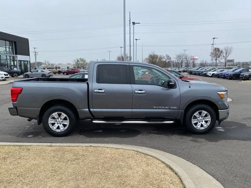 Used 2018 Nissan Titan SV w/ SV Convenience Package image 8