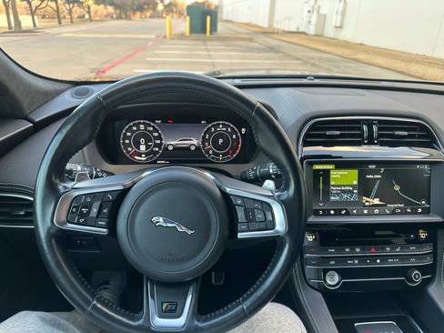 Used 2019 Jaguar F-PACE S image 36