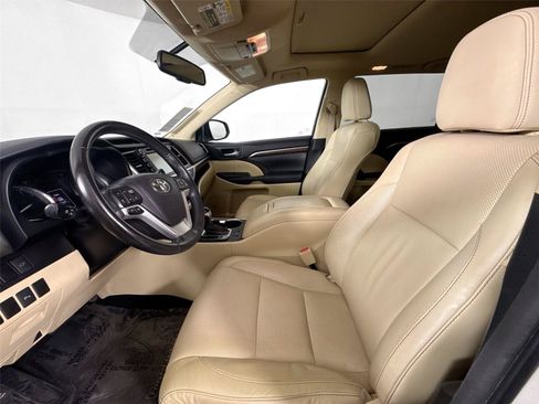 Used 2016 Toyota Highlander Limited FWD image 3