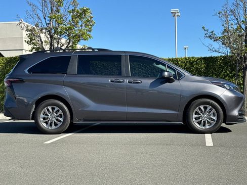 Used 2025 Toyota Sienna LE w/ LE Plus Package FWD image 3