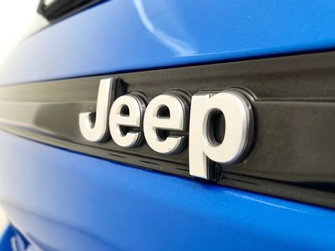 Used 2023 Jeep Grand Cherokee Summit AWD/4WD image 28