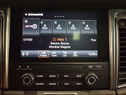 Used 2018 Porsche Macan S image 22