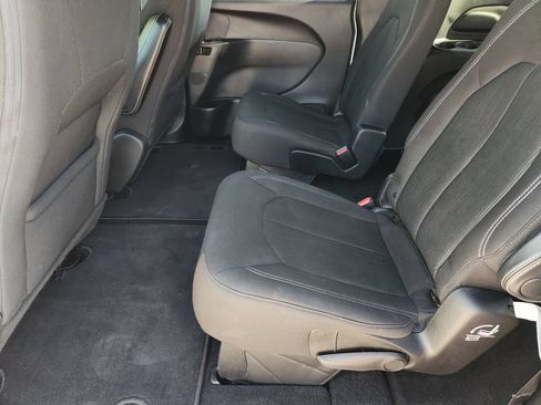 Used 2020 Chrysler Pacifica Touring w/ S Appearance Package FWD image 29