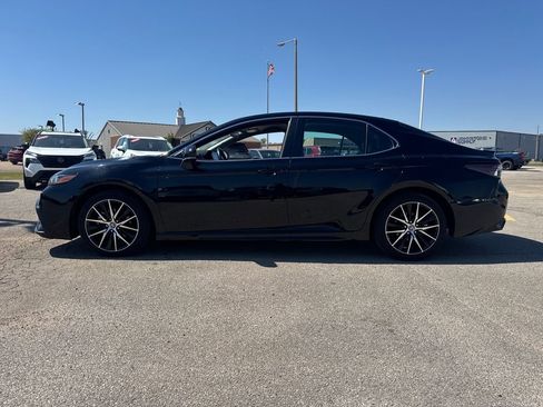 Used 2024 Toyota Camry SE image 3