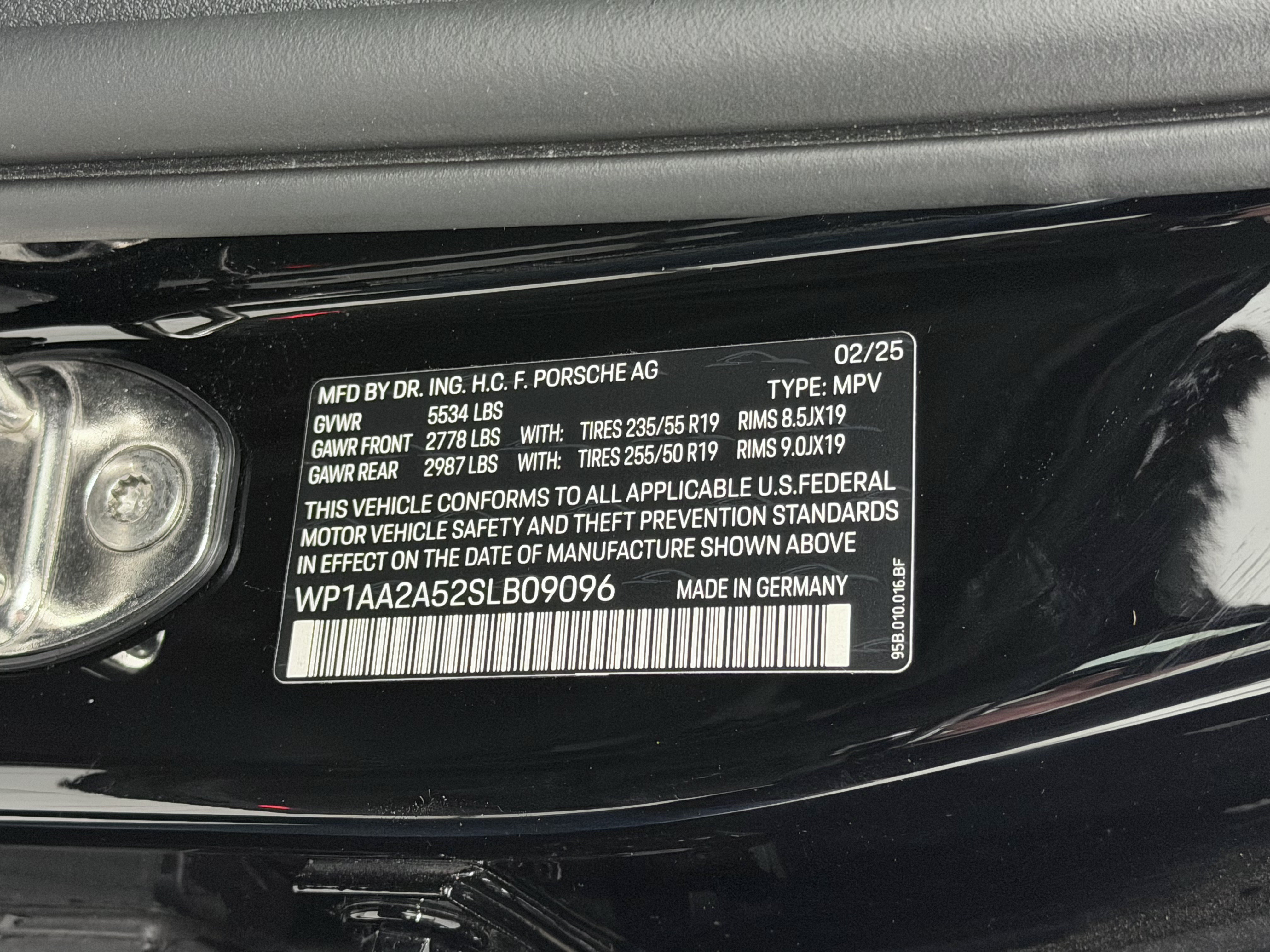 Used 2025 Porsche Macan AWD/4WD image 59