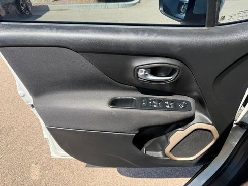 Used 2016 Jeep Renegade Latitude AWD/4WD image 11