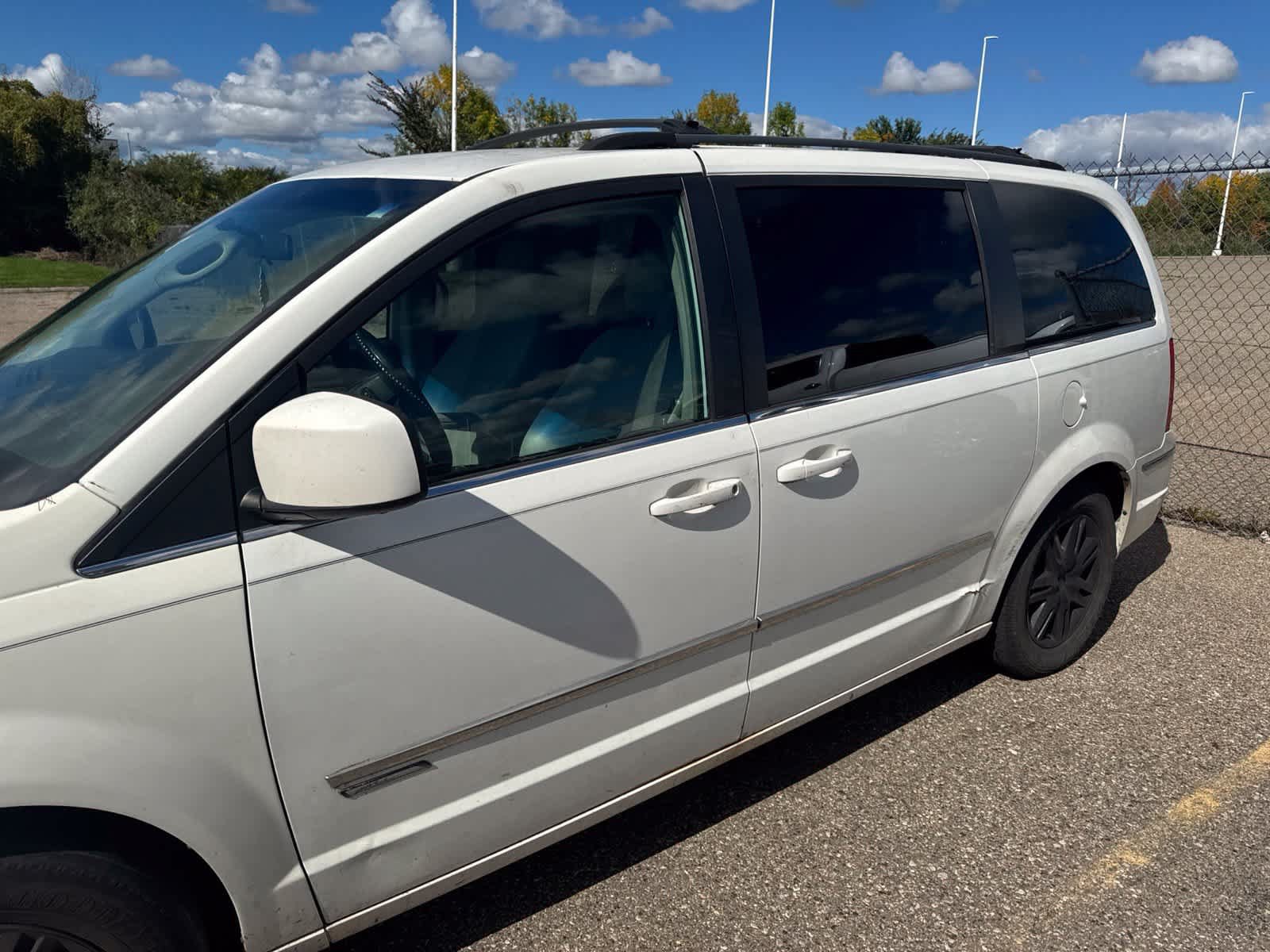 Used 2010 Chrysler Town & Country Touring FWD image 16