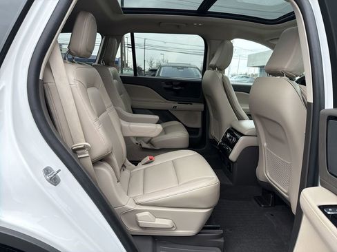 Used 2023 Lincoln Aviator AWD w/ Premium Package image 17